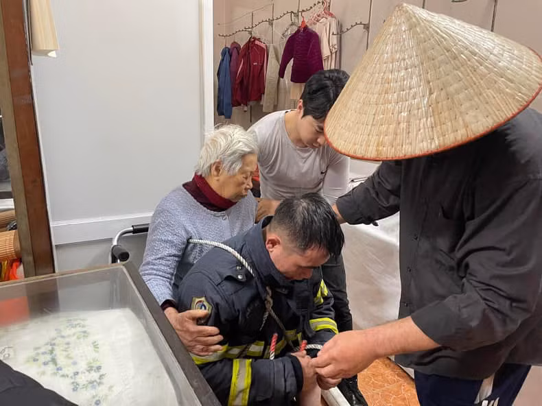 Mỗi lần chữa cháy, cứu nạn là một kỷ niệm không thể nào quên đối với Quân. Ảnh: NVCC