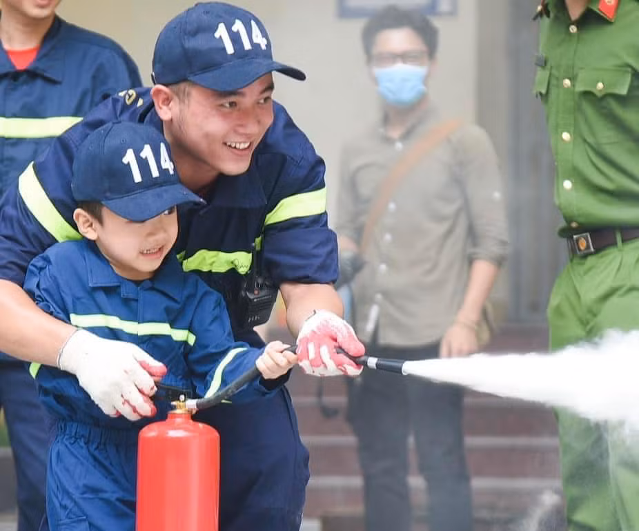 Không chỉ vững về chuyên môn nghiệp vụ, Quân còn hăng hái tham gia các hoạt động tuyên truyền về PCCC cho người dân. Ảnh: NVCC