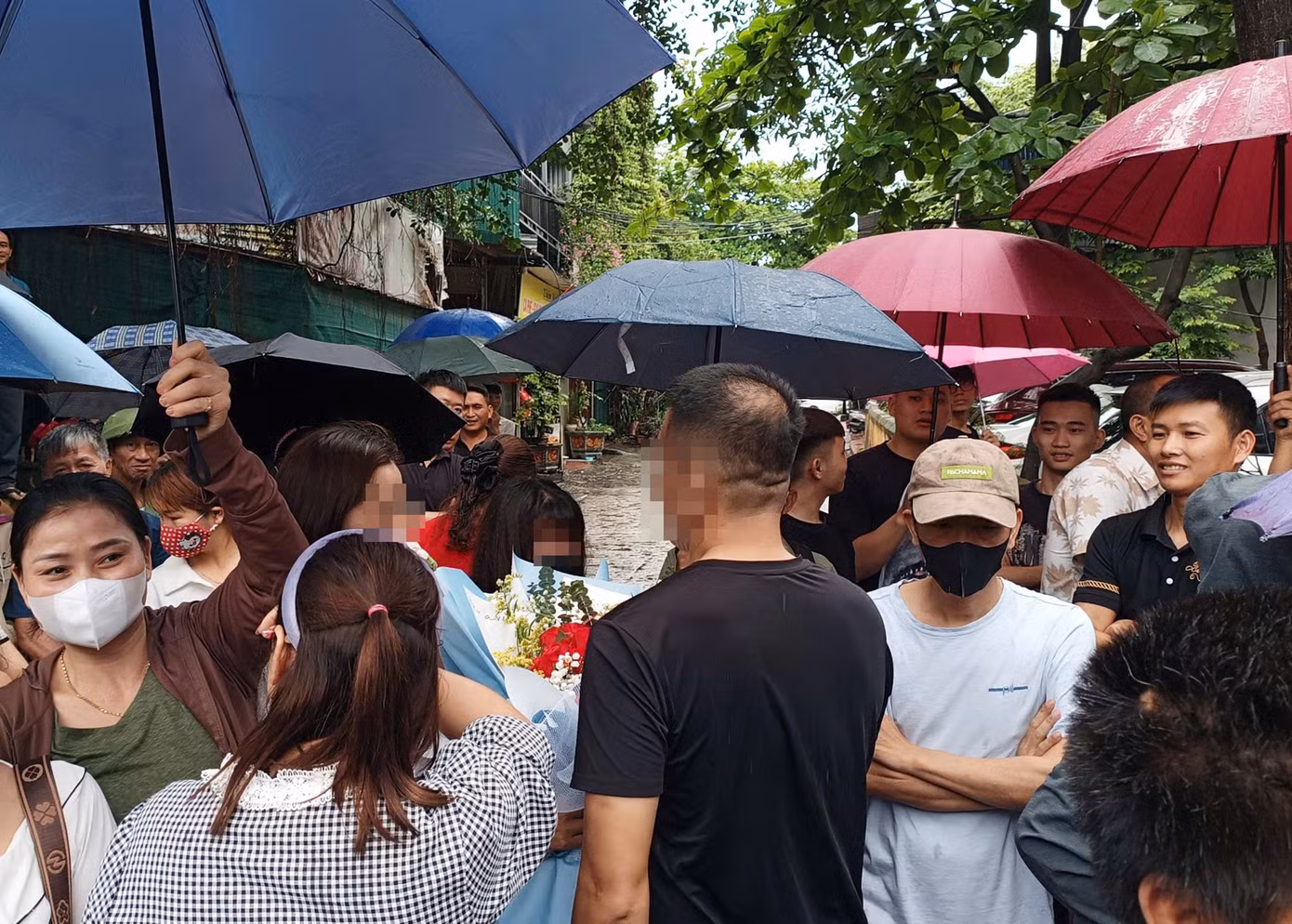 Người thân, họ hàng, bạn bè đến đón. Những cái ôm, bắt tay... thắm thiết sau thời gian dài không gặp nhau.