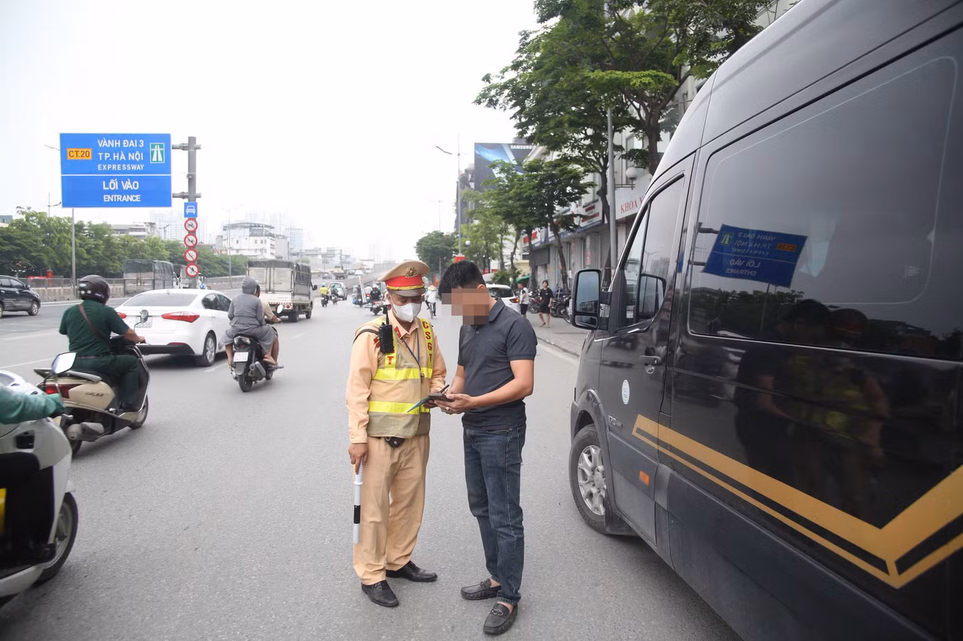 Tài xế vi phạm bị lập biên bản xử lý.