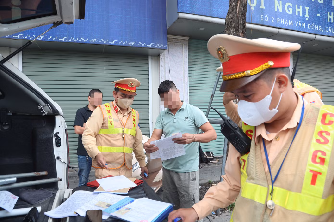 Sau khi xem lại hình ảnh vi phạm, tài xế không thể chối cãi.