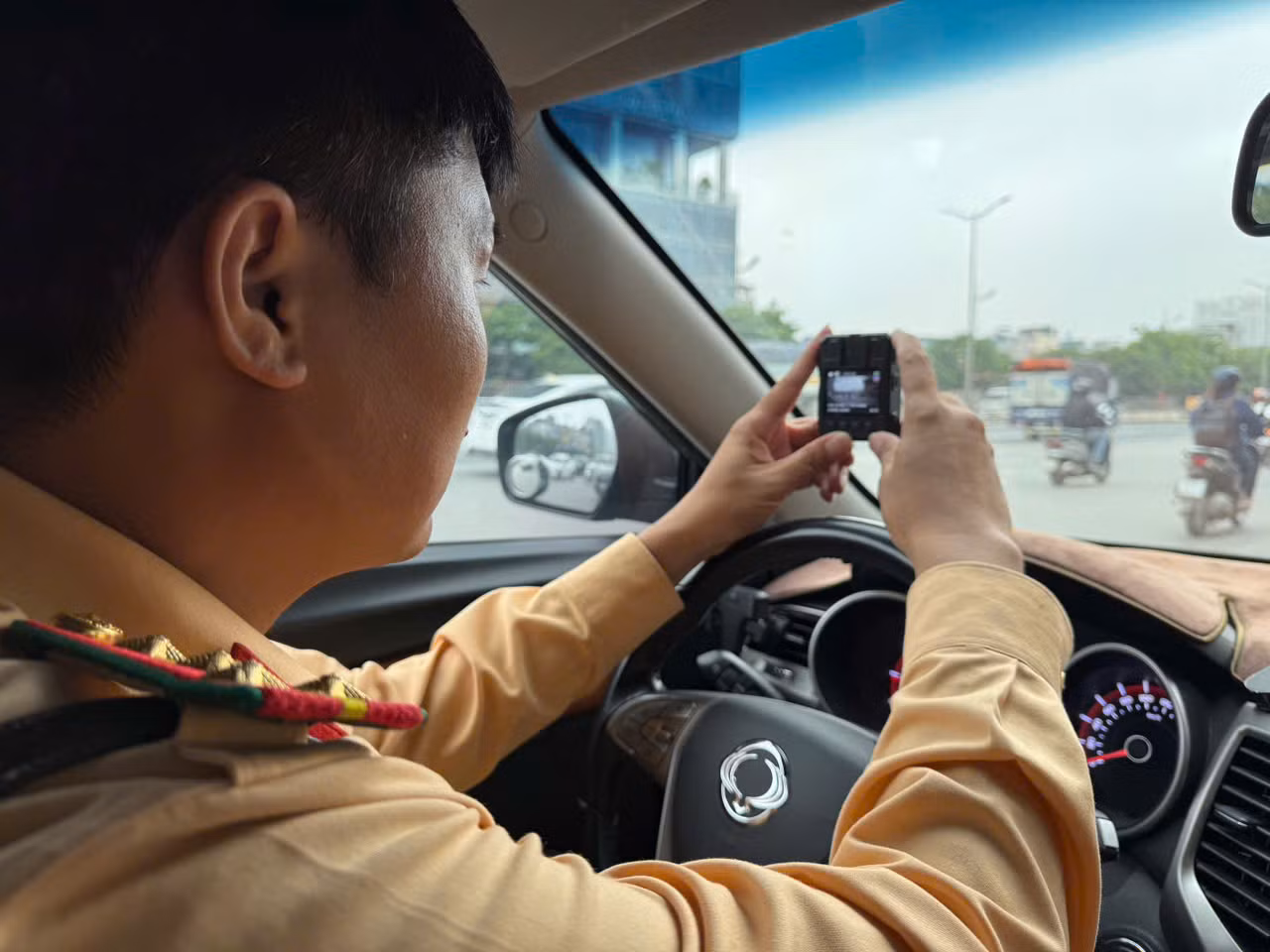 Sau khi xem lại hình ảnh vi phạm, tài xế không thể chối cãi.