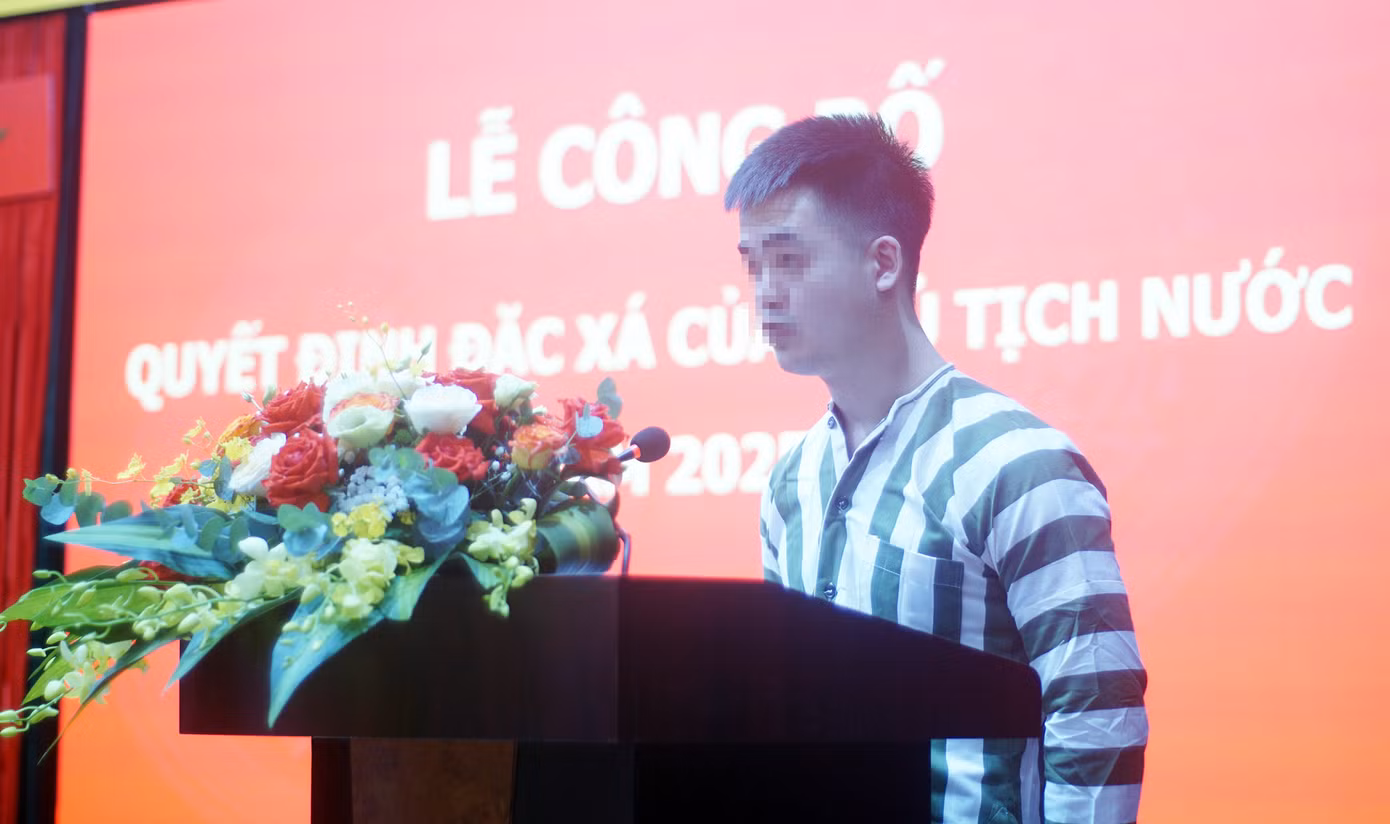 Phạm nhân Đ.V.P đại diện chia sẻ khi nhận quyết định đặc xá. P. cho biết, phạm tội "Đánh bạc" và chấp hành 45 tháng phạt tù. "Tôi mong muốn anh, chị, em phạm nhân chưa được đặc xá dịp này hãy cố gắng tiếp tục phấn đấu, cải tạo để sớm được hưởng chính sách khoan hồng của Đảng, Nhà nước" - P. nói và cho biết khi tái hòa nhập cộng đồng sẽ trở thành người công dân lương thiện, sống có ích cho gia đình và xã hội... P. mong muốn bản thân và những người được đặc xá lần này khi trở về xã hội sẽ trở thành những người tuyên truyền pháp luật đến người thân, người xung quanh góp phần xây dựng xã hội tốt đẹp hơn.