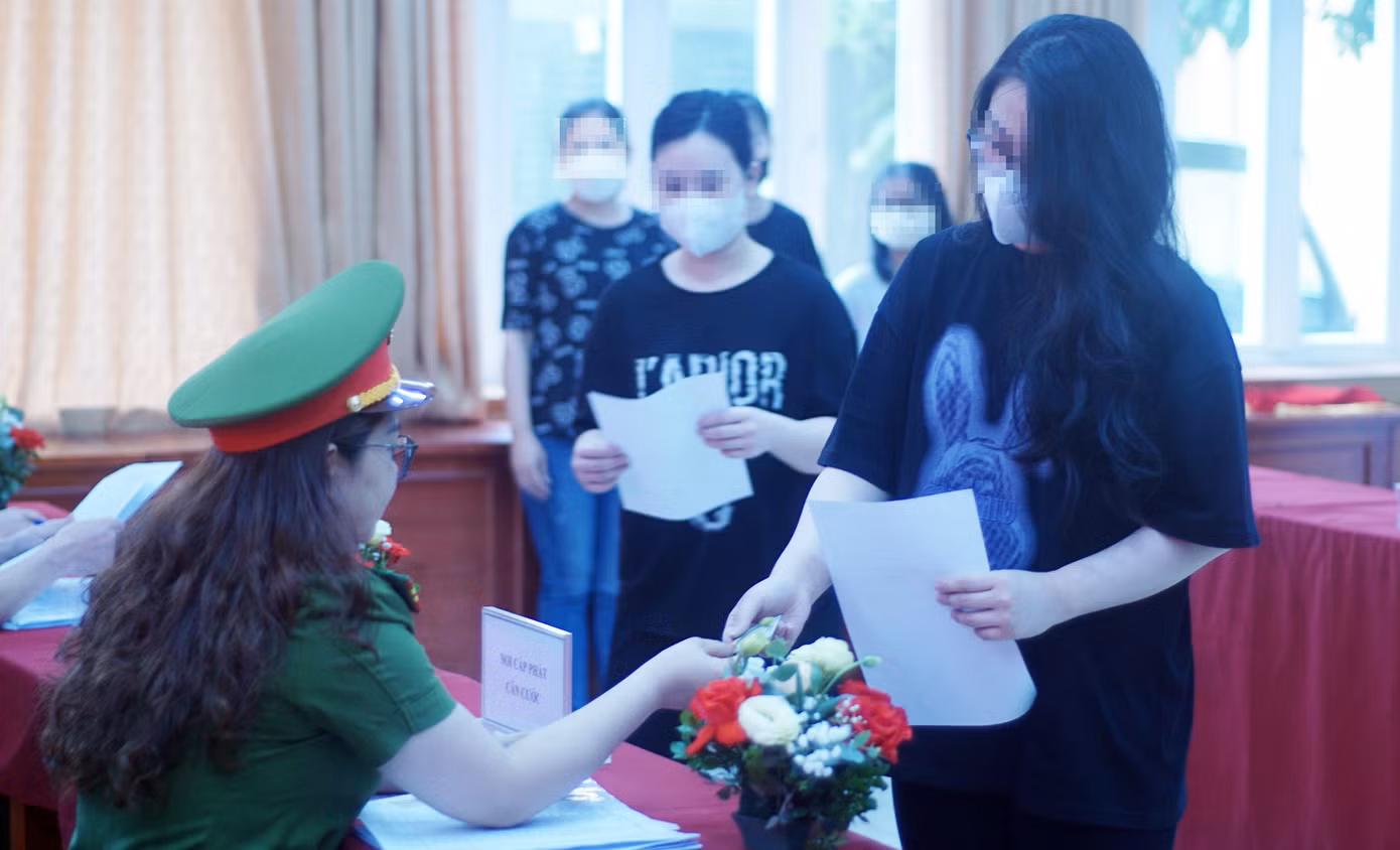 Sau khi nhận quyết định, các phạm nhân được nhận thẻ Căn cước, tiền đi đường... Thượng tá Phạm Chiến Thắng, Phó Giám thị Trại Tạm giam số 1 cho biết, Công an thành phố Hà Nội đã hoàn thành việc triển khai thực hiện Quyết định của Chủ tịch nước về đặc xá dịp 30/4 năm 2025 với tinh thần “đúng pháp luật, bảo đảm dân chủ, khách quan, công bằng, công khai, minh bạch và chặt chẽ, đúng đối tượng, điều kiện quy định, không để sai sót và tiêu cực xảy ra". Qua đó khẳng định chính sách khoan hồng của Đảng, Nhà nước và truyền thống nhân đạo của dân tộc đối với người lầm lỗi biết ăn năn hối cải, tu dưỡng trở thành người có ích cho xã hội, đồng thời, khuyến khích những phạm nhân chưa được đặc xá lần này tiếp tục phấn đấu, học tập, rèn luyện tiến bộ để được hưởng chính sách khoan hồng.