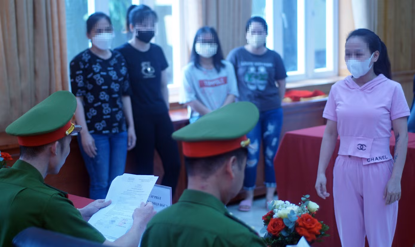 Sau khi nhận quyết định, các phạm nhân được nhận thẻ Căn cước, tiền đi đường... Thượng tá Phạm Chiến Thắng, Phó Giám thị Trại Tạm giam số 1 cho biết, Công an thành phố Hà Nội đã hoàn thành việc triển khai thực hiện Quyết định của Chủ tịch nước về đặc xá dịp 30/4 năm 2025 với tinh thần “đúng pháp luật, bảo đảm dân chủ, khách quan, công bằng, công khai, minh bạch và chặt chẽ, đúng đối tượng, điều kiện quy định, không để sai sót và tiêu cực xảy ra". Qua đó khẳng định chính sách khoan hồng của Đảng, Nhà nước và truyền thống nhân đạo của dân tộc đối với người lầm lỗi biết ăn năn hối cải, tu dưỡng trở thành người có ích cho xã hội, đồng thời, khuyến khích những phạm nhân chưa được đặc xá lần này tiếp tục phấn đấu, học tập, rèn luyện tiến bộ để được hưởng chính sách khoan hồng.