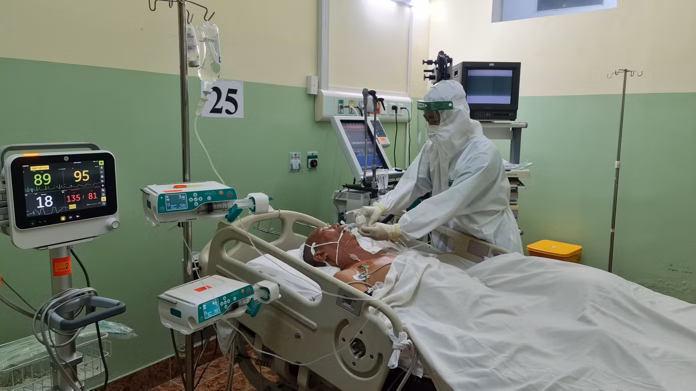 Áp lực điều trị các ca bệnh COVID-19 nặng đang đè nặng lên vai các bác sĩ điều trị và hệ thống bệnh viện Hồi sức COVID hiện nay. Ảnh: Vân Sơn
