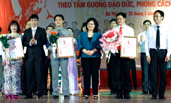 Cuộc thi cũng đã trao giải nhất cho Chi bộ Phòng đào tạo và các trung tâm; trao ba giải nhì và ba giải ba