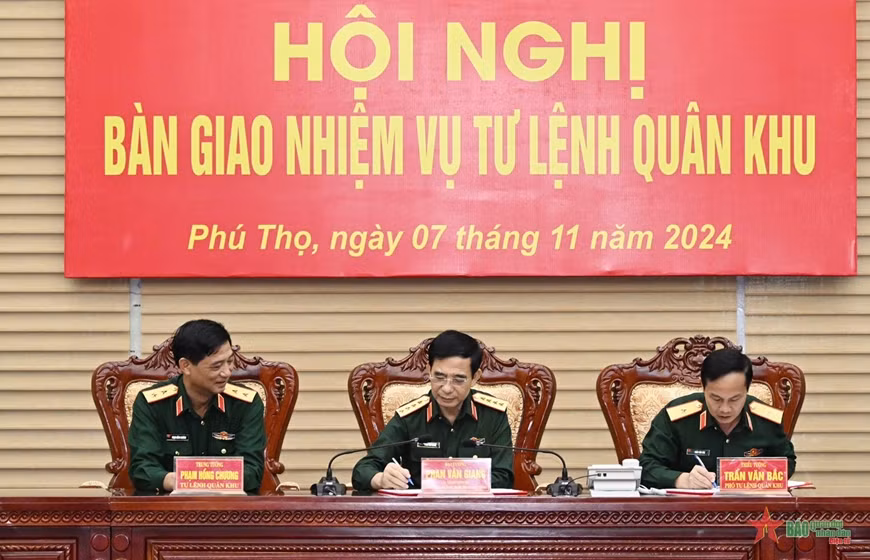 Đại tướng Phan Văn Giang ký xác nhận biên bản bàn giao nhiệm vụ Tư lệnh Quân khu 2 giữa Trung tướng Phạm Hồng Chương và Thiếu tướng Trần Văn Bắc. (Ảnh: Báo Quân đội nhân dân).