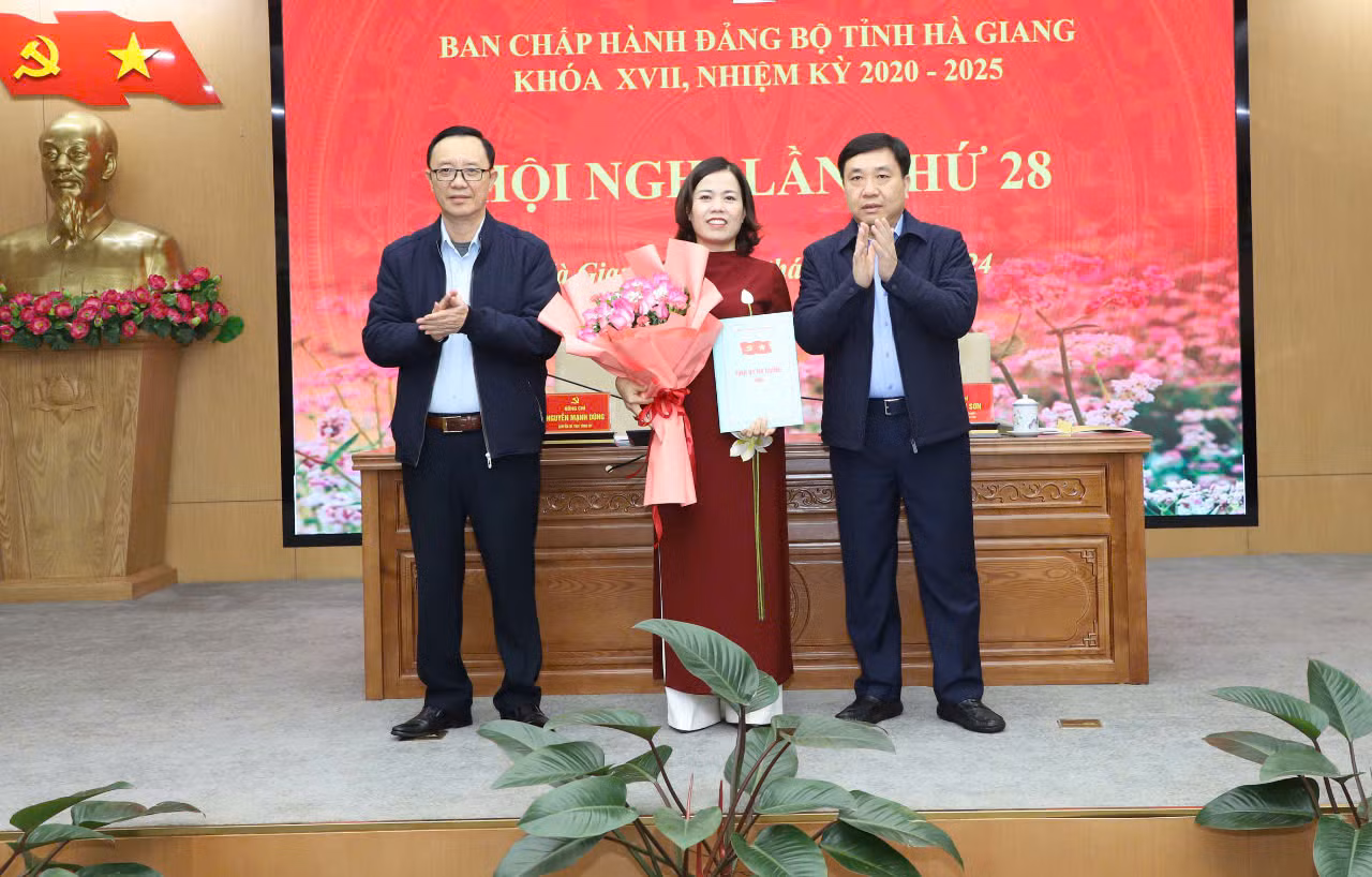 Lãnh đạo Tỉnh ủy Hà Giang tặng hoa chúc mừng bà Lý Thị Lan - Trưởng đoàn Đại biểu Quốc hội khóa 15 tỉnh Hà Giang.