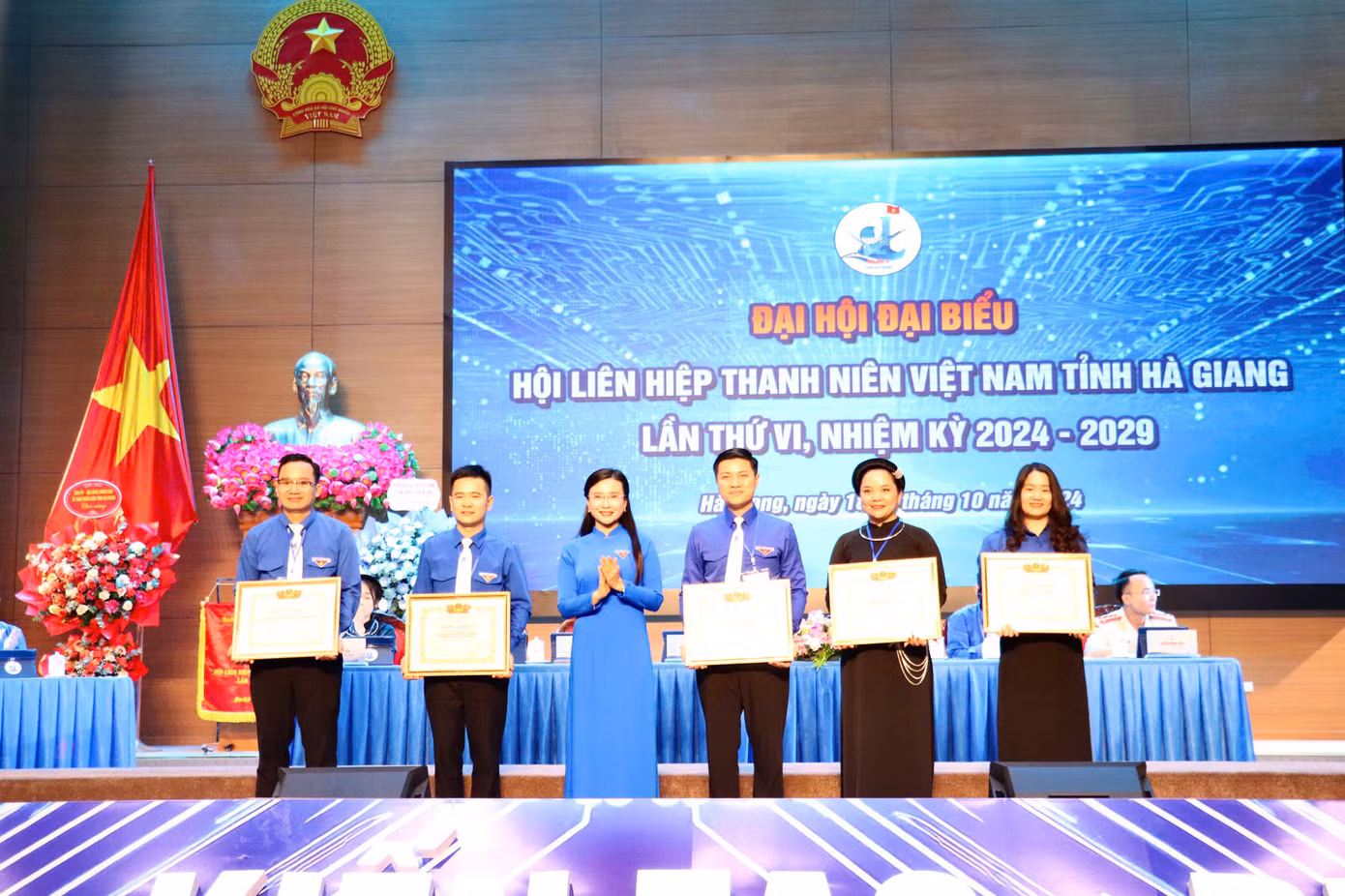 Chị Nguyễn Phạm Duy Trang trao bằng khen cho tập thể, cá nhân xuất sắc. Chị Nguyễn Phạm Duy Trang trao bằng khen cho tập thể, cá nhân xuất sắc.