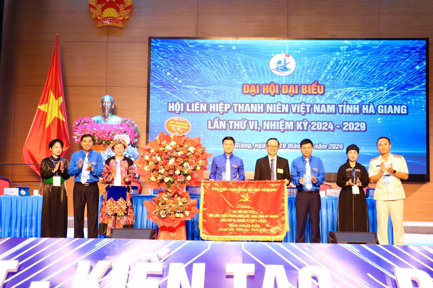 Ông Thào Hồng Sơn trao tặng cờ thêu của Tỉnh ủy, Hội đồng nhân dân, Ủy ban nhân dân cho Hội LHTN Việt Nam tỉnh Hà Giang. Ông Thào Hồng Sơn trao tặng cờ thêu của Tỉnh ủy, Hội đồng nhân dân, Ủy ban nhân dân cho Hội LHTN Việt Nam tỉnh Hà Giang.