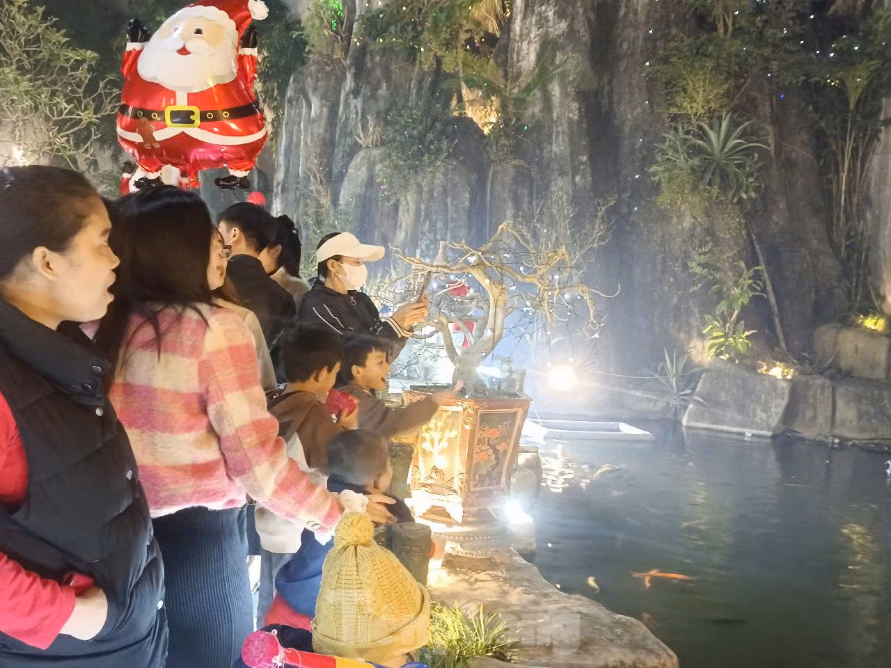 Không chỉ giới trẻ mà các phụ huynh và em nhỏ đều háo hức trước khung cảnh đầy màu sắc được trang trí tại nhà thờ.