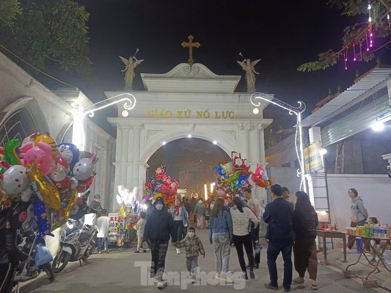 Nhà thờ Nỗ Lực luôn là địa điểm thu hút đông đảo du khách đến thăm quan mỗi mùa Giáng sinh về.