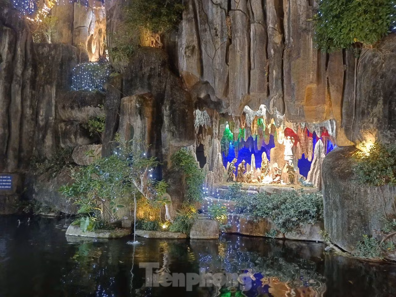 Khung cảnh lung linh, tạo nên sự ấm áp giữa mùa đông lạnh giá.