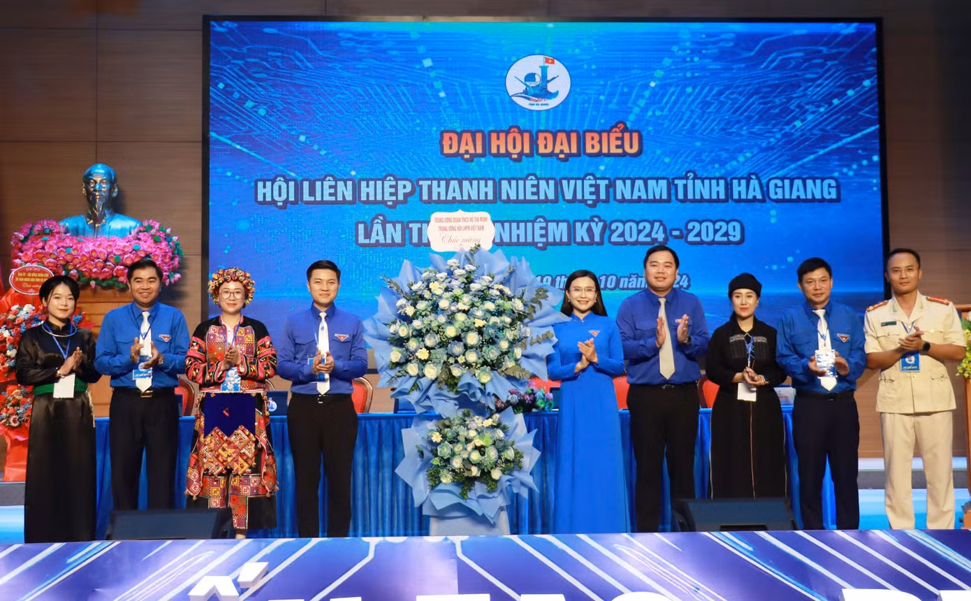 Chị Nguyễn Phạm Duy Trang và anh Nguyễn Xuân Hiếu tặng hoa chúc mừng Đại hội. Chị Nguyễn Phạm Duy Trang và anh Nguyễn Xuân Hiếu tặng hoa chúc mừng Đại hội.