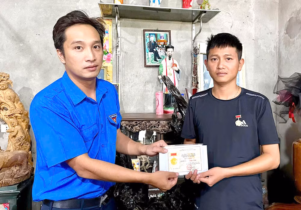 Lãnh đạo Tỉnh đoàn trao tặng Huy hiệu “Tuổi trẻ dũng cảm” cho anh Ngô Văn Khanh.