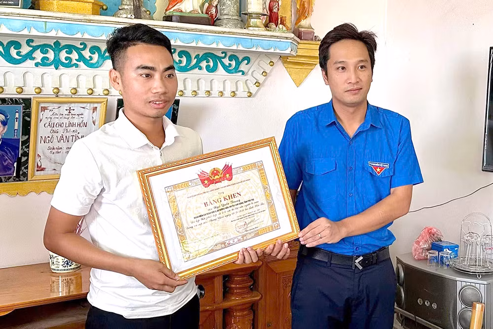 Lãnh đạo Tỉnh Đoàn trao Bằng khen của TƯ Đoàn TNCS Hồ Chí Minh cho anh Ngô Quốc Trung.