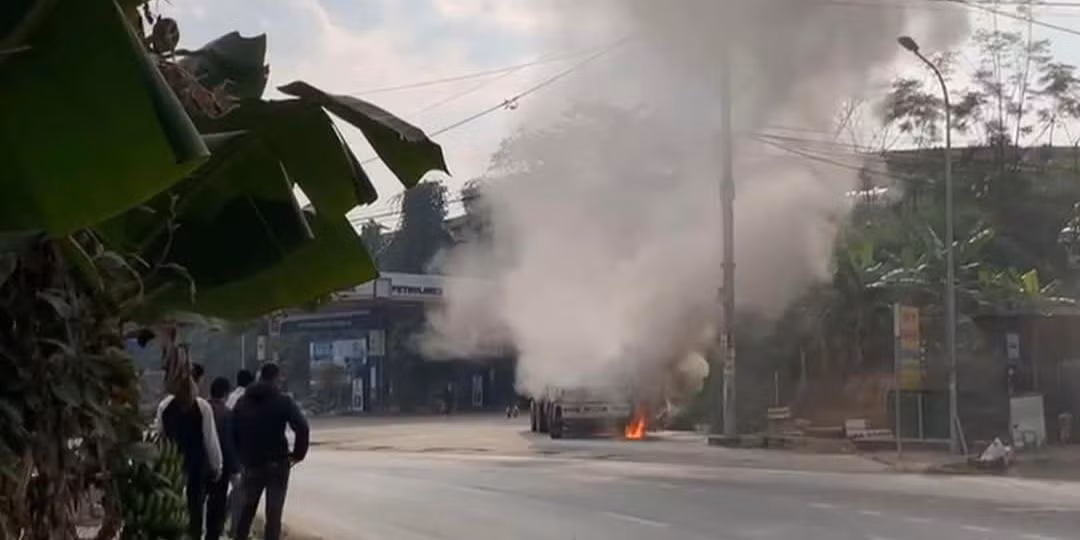 Ô tô chở dầu bất ngờ bốc cháy.