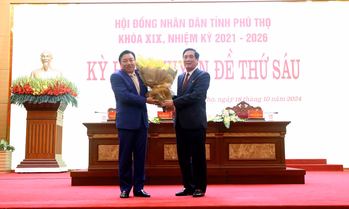 Bí thư Tỉnh ủy Bùi Minh Châu tặng hoa chúc mừng tân Phó Chủ tịch UBND tỉnh Nguyễn Huy Ngọc.