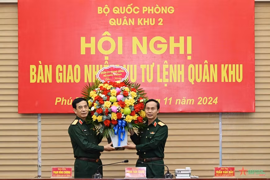 Đại tướng Phan Văn Giang tặng hoa chúc mừng Thiếu tướng Trần Văn Bắc nhận nhiệm vụ mới.