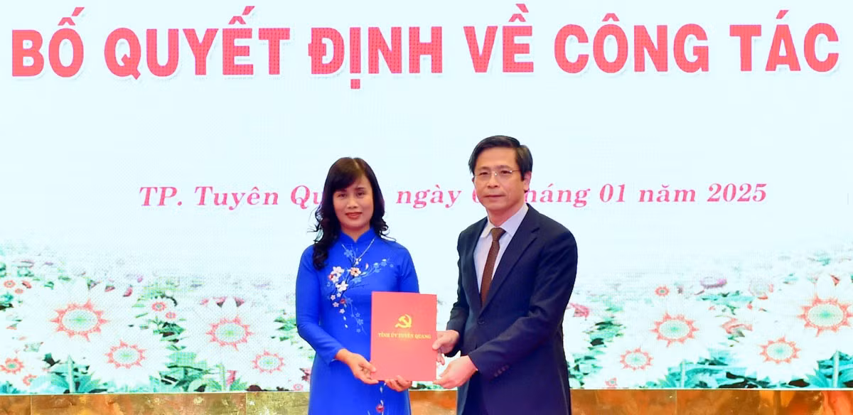 Ông Tạ Đức Tuyên, Bí thư Thành ủy Tuyên Quang trao Quyết định của Ban Thường vụ Thành ủy cho bà Đàm Thị Tuyết Mai.