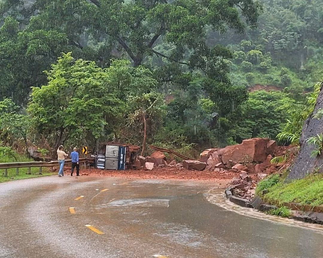 Sạt lở đất, đá trên QL6 đoạn qua huyện Mộc Châu gây ách tắc giao thông.