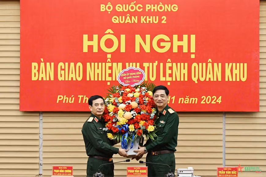 Đại tướng Phan Văn Giang chúc mừng Trung tướng Phạm Hồng Chương nghỉ hưu theo chế độ.