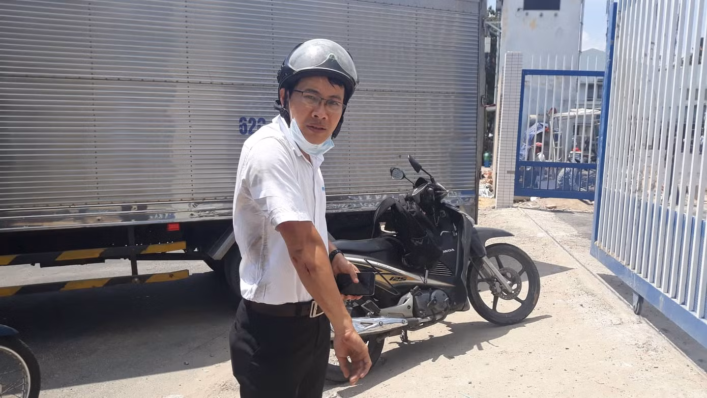Nhớt loang cả trăm mét trên đường, nhiều xe ngã dúi dụi ảnh 1