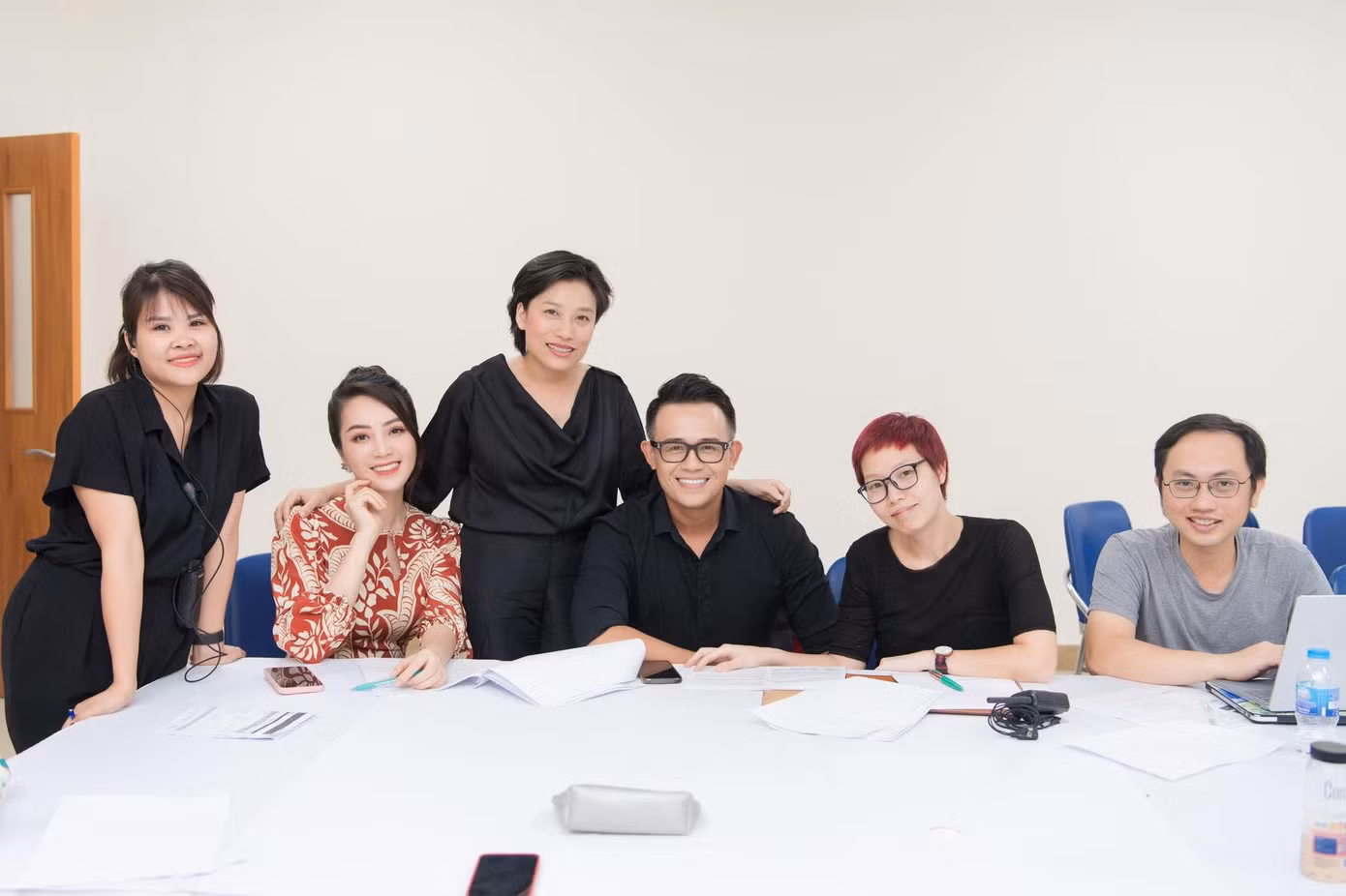 Á hậu Thụy Vân, MC Đức Bảo cùng NSƯT Trần Ly Ly và ê-kíp tích cực chuẩn bị cho chương trình lễ bế mạc.