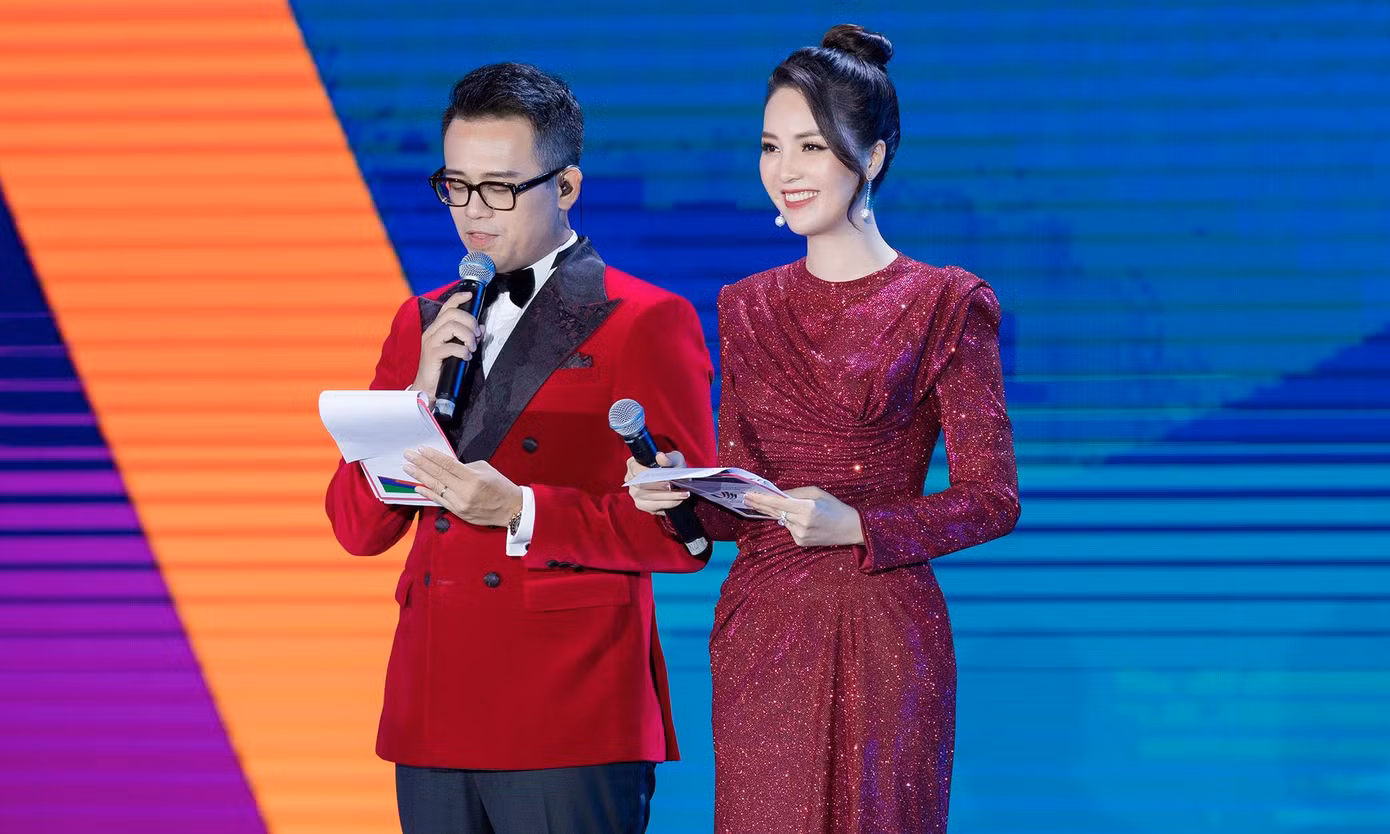Á hậu Thụy Vân và MC Đức Bảo trong lễ bế mạc SEA Games 31.