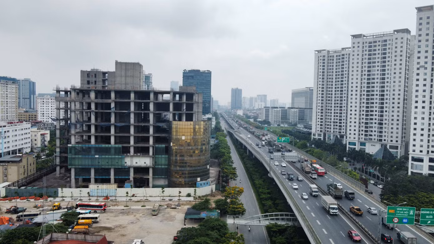 Dự án Habico Tower nằm trên đường Phạm Văn Đồng (Hà Nội) - cạnh tuyến đường Vành đai 3 trên cao. Dự án được thực hiện từ năm 2008 do Công ty cổ phần Hải Bình (Habico) làm chủ đầu tư trên khu đất gần 4.500m2 cùng vốn đầu tư khoảng 220 triệu USD (hơn 5.000 tỷ đồng).