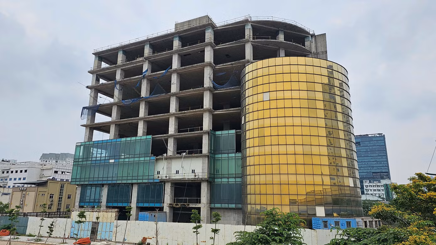 Thời điểm đó, chủ đầu tư từng gây chấn động khi công bố giá căn hộ thấp nhất từ 21 tỷ đồng và cao nhất là 85 tỷ đồng, mỗi tầng cũng được cho chỉ mất 7 ngày để hoàn thiện xây dựng.