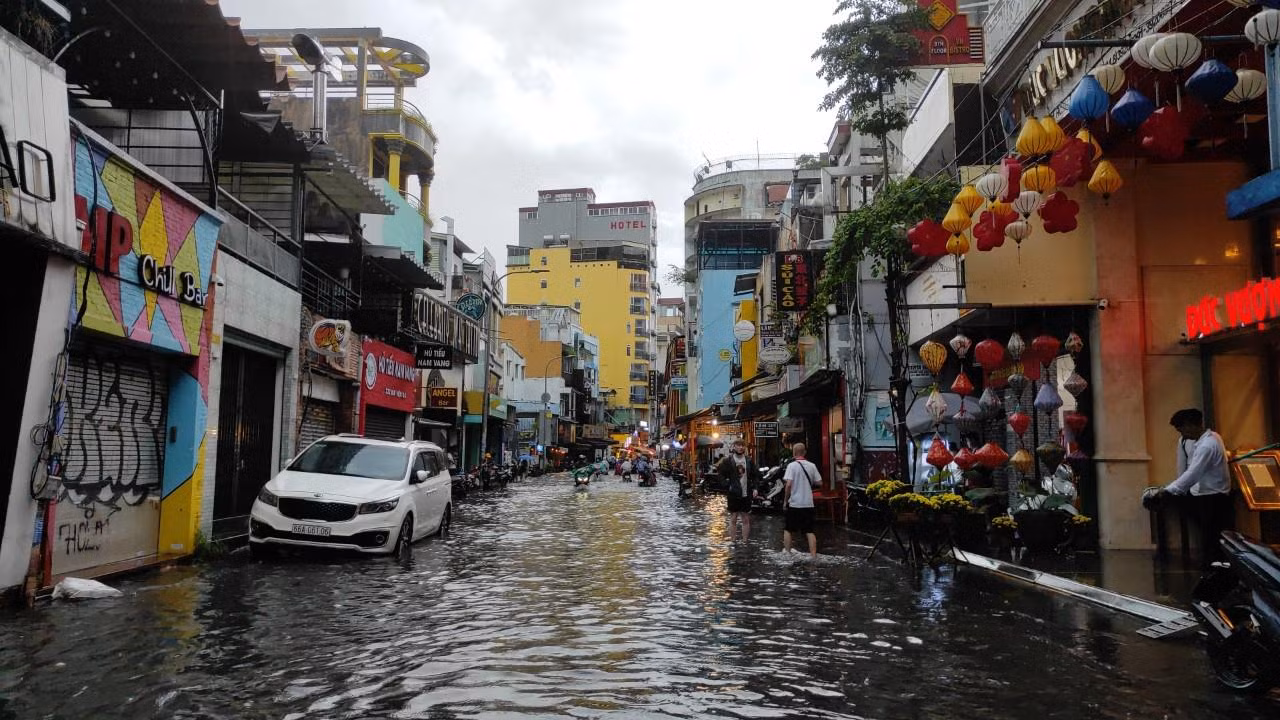 Nhiều người khá bất ngờ vì khu vực phố "Tây" giữa trung tâm TPHCM bỗng chốc "hóa sông" sau cơn mưa lớn. Nhiều người khá bất ngờ vì khu vực phố "Tây" giữa trung tâm TPHCM bỗng chốc "hóa sông" sau cơn mưa lớn.