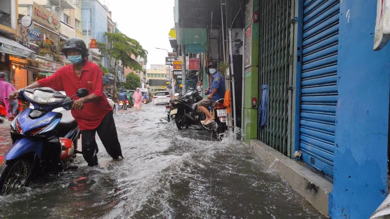 Người dân lội bì bõm trong nước để đi qua phố đi bộ Bùi Viện. Theo người dân, nguyên nhân gây ngập là mưa lớn nên việc thoát nước qua cống bị chậm. Người dân lội bì bõm trong nước để đi qua phố đi bộ Bùi Viện. Theo người dân, nguyên nhân gây ngập là mưa lớn nên việc thoát nước qua cống bị chậm.