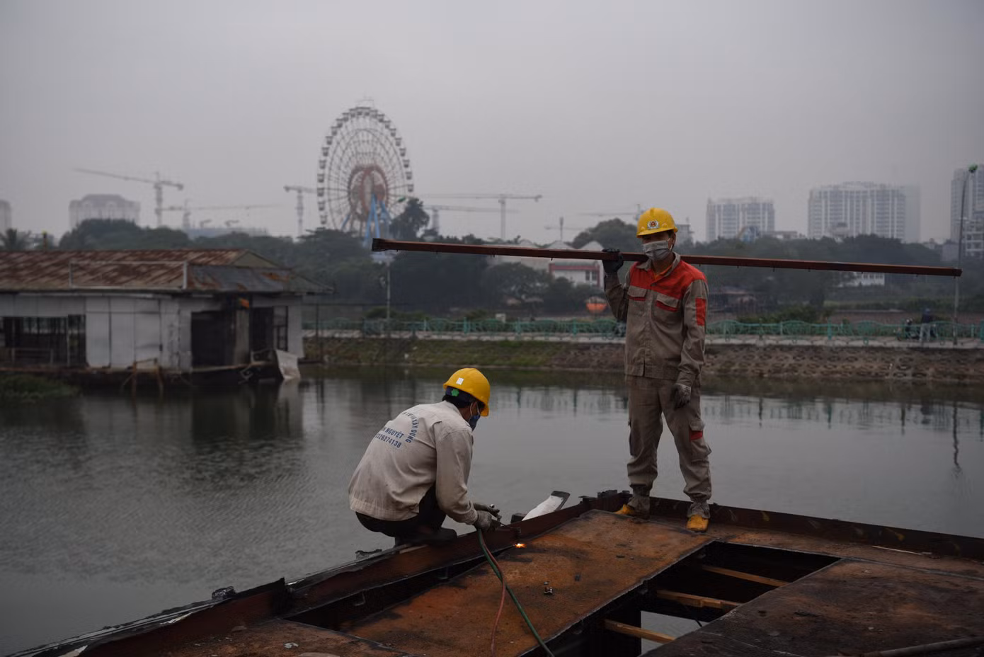 Công nhân sẽ tiến hành di chuyển từng bộ phận của chiếc thuyền rồi sau đó mới tiến hành cắt vỏ thuyền để di chuyển lên bờ. Do nhiều bộ phận tàu bị chìm dưới nước nên dự kiến phải mất một tuần mới tháo dỡ được 1 thuyền.