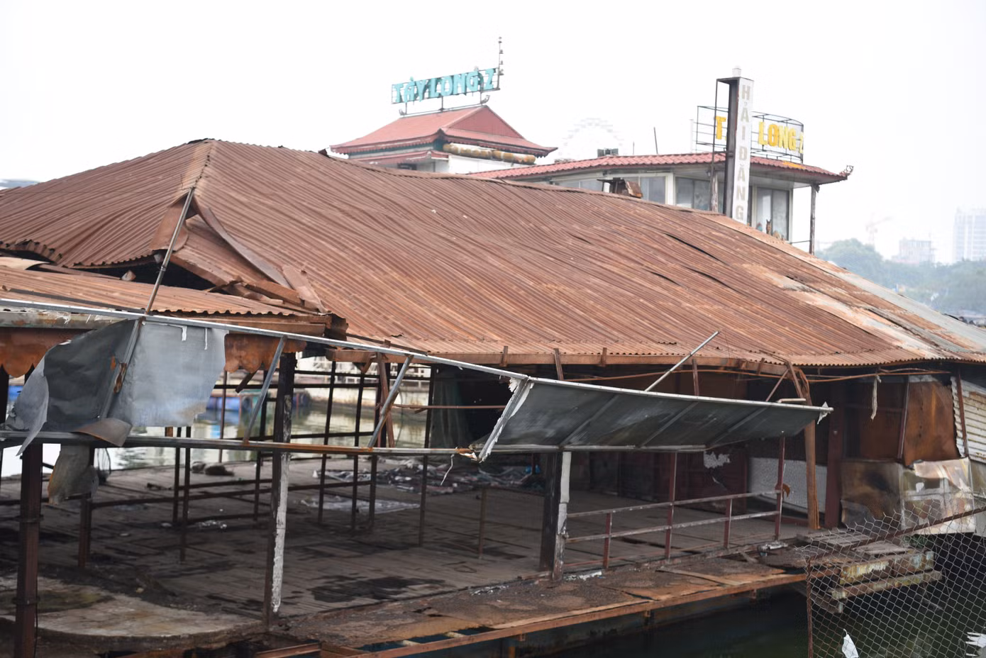 Trong đợt này, ít nhất 2 du thuyền sẽ được dỡ bỏ đưa lên bờ, trả lại một phần cảnh quan cho hồ Tây