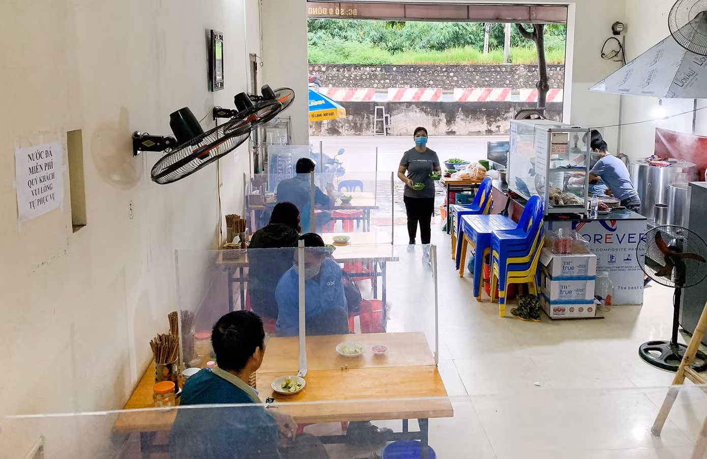 Nhiều hàng quán vừa mở vừa lo vì quy định bắt buộc chủ quán và nhân viên tiêm 2 mũi vắc xin. Ảnh: Trọng Tài