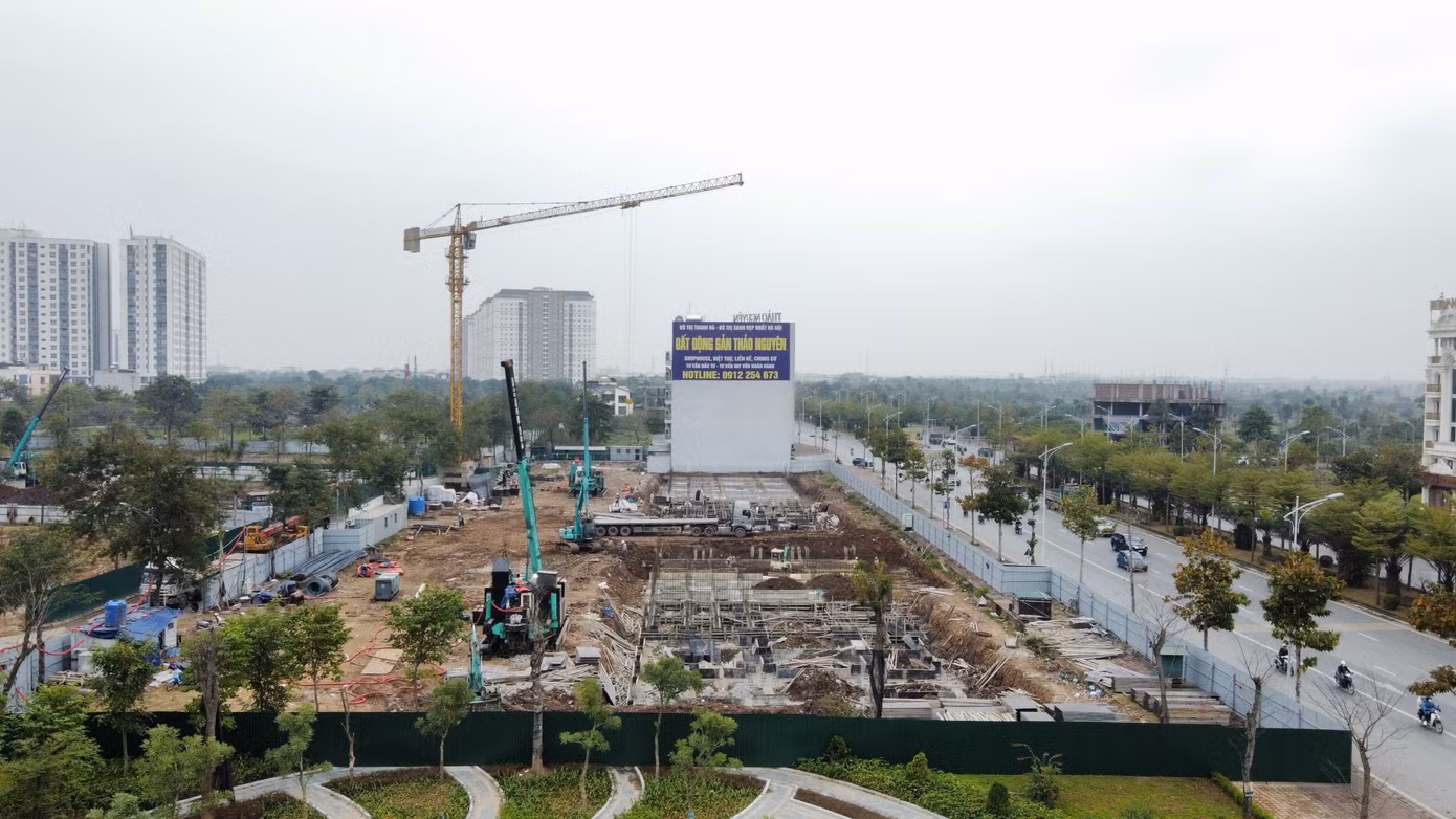 Người dân phản ứng khi phải đóng từ 3-4 tỷ đồng phí xây thô căn liền kề, biệt thự tại khu B1.1 Khu đô thị Thanh Hà.