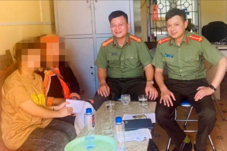 Công an tỉnh Lai Châu thăm hỏi, chia sẻ với gia đình T.