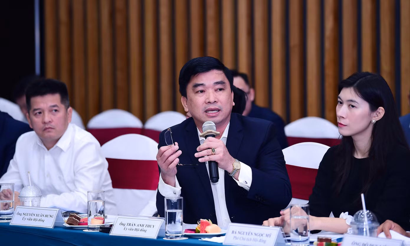 Thành viên Hội đồng bình chọn chung tuyển trao đổi, thảo luận tại hội nghị. Ảnh: Xuân Tùng