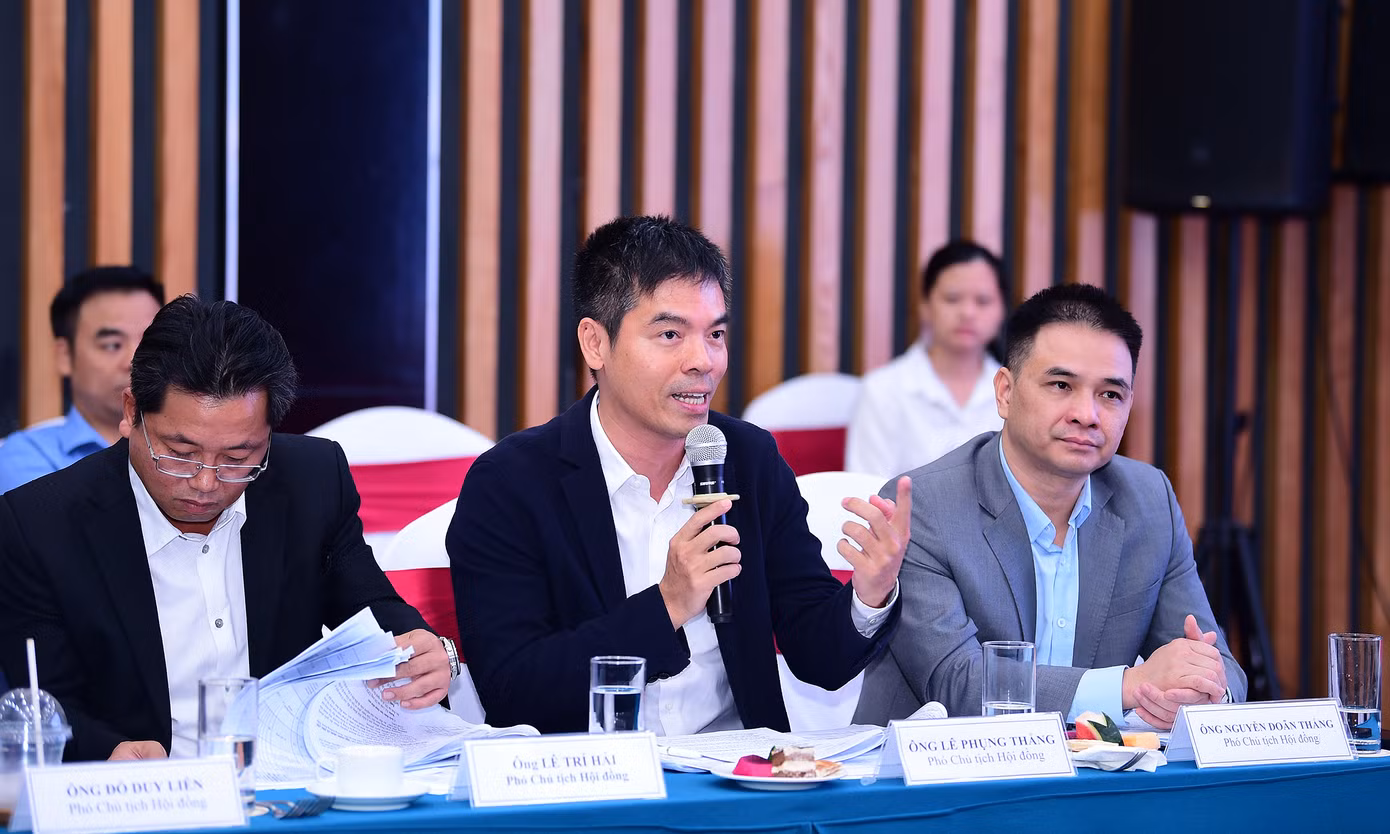 Thành viên Hội đồng bình chọn chung tuyển trao đổi, thảo luận tại hội nghị. Ảnh: Xuân Tùng