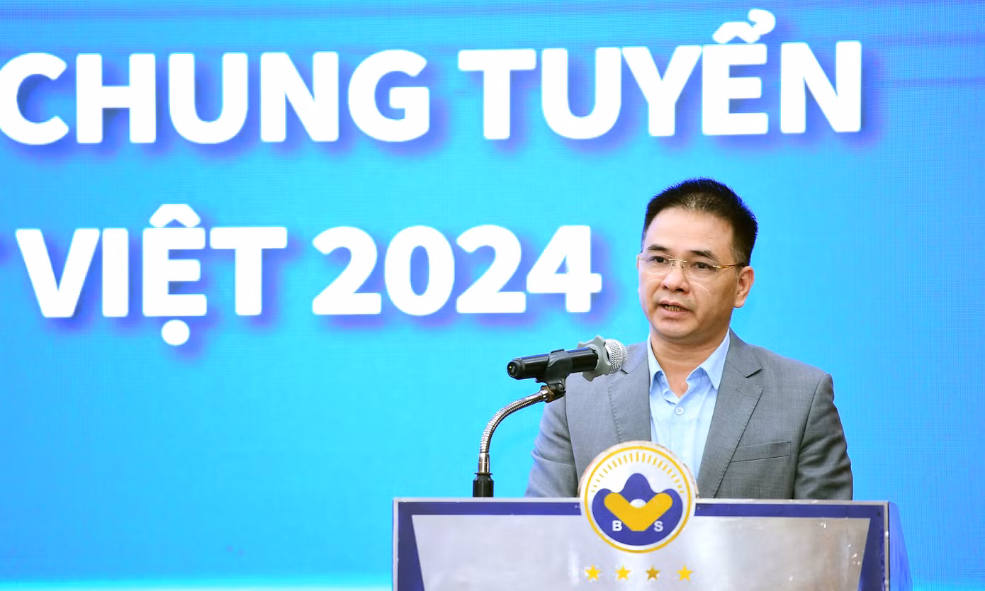 Anh Nguyễn Doãn Thắng - Phó Chủ tịch kiêm Tổng thư ký T.Ư Hội Doanh nhân trẻ Việt Nam, trình bày báo cáo hoạt động xét chọn, thẩm định và tiêu chí chấm điểm bình chọn giải thưởng. Ảnh: Xuân Tùng