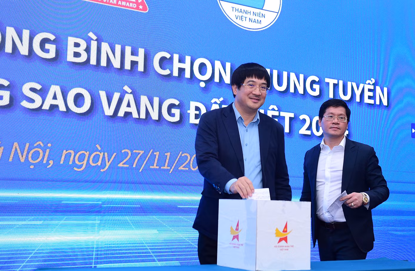 Các thành viên hội đồng bỏ phiếu bình chọn ứng viên tại hội nghị. Ảnh: Xuân Tùng