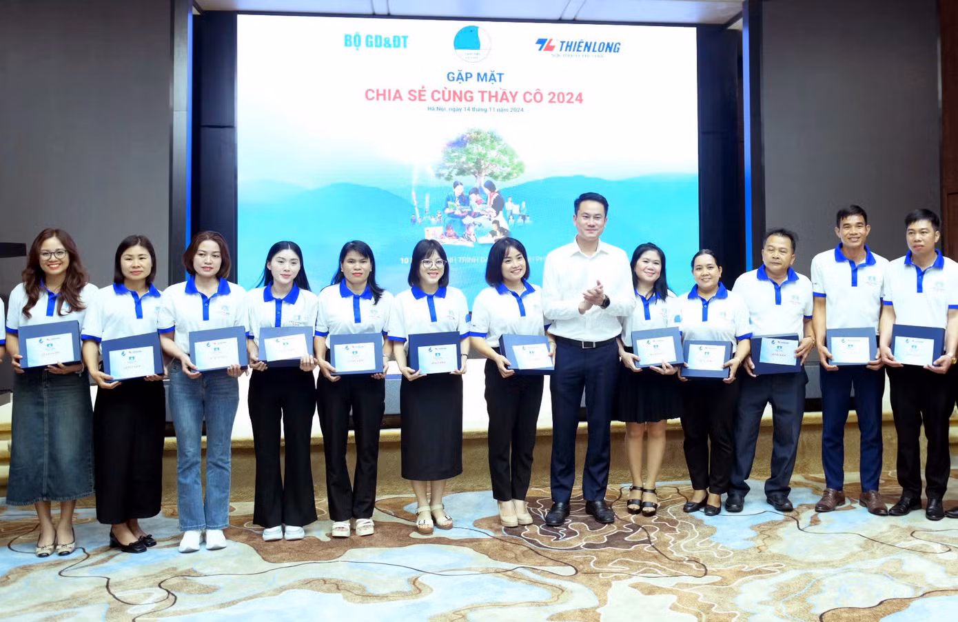 Anh Nguyễn Kim Quy - Ủy viên Ban Thường vụ T.Ư Đoàn, Phó Chủ tịch thường trực T.Ư Hội LHTN Việt Nam trao sổ tiết kiệm, quà các giáo viên.