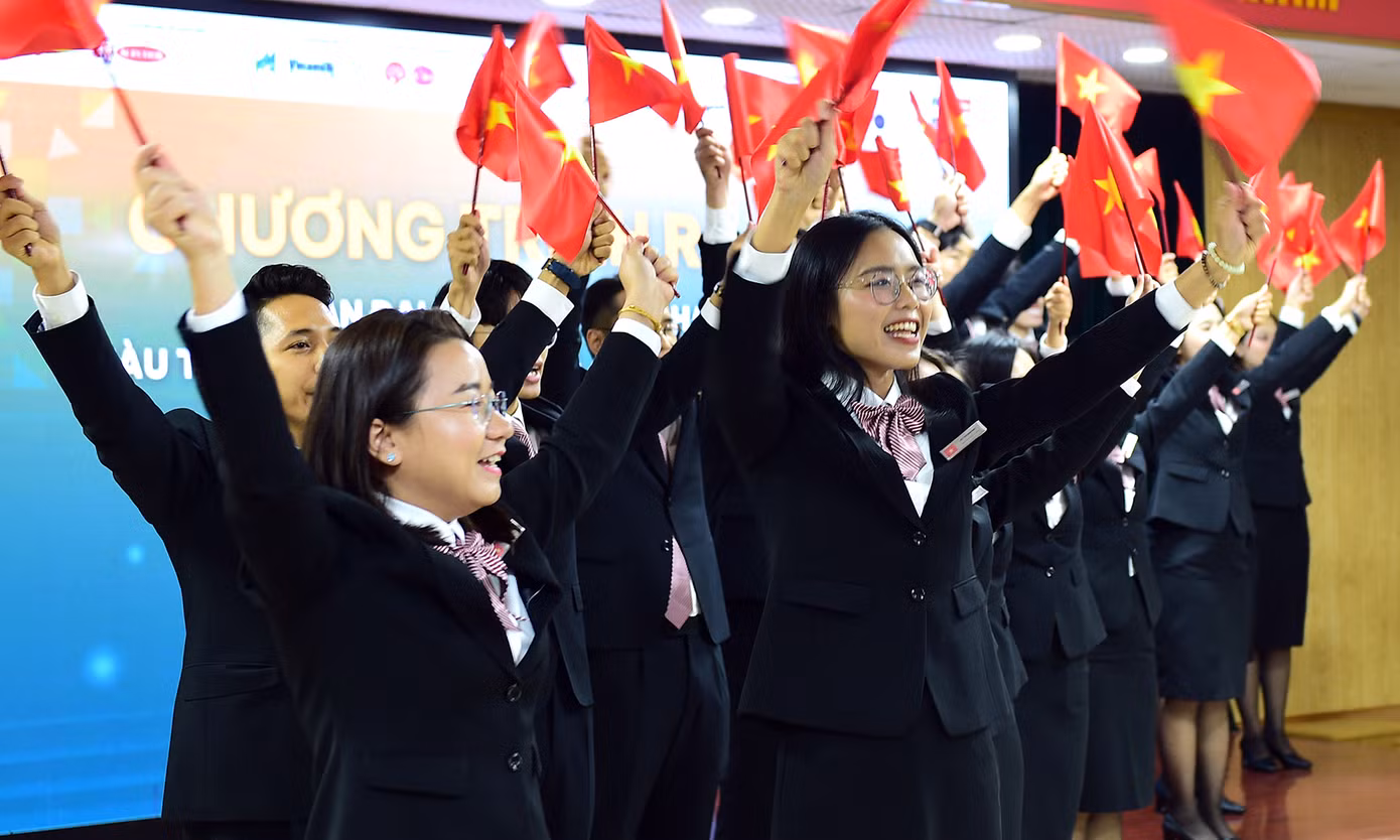 Đoàn đại biểu trình diễn tiết mục cổ động với cờ sẽ thực hiện trong hải trình. Ảnh: Xuân Tùng