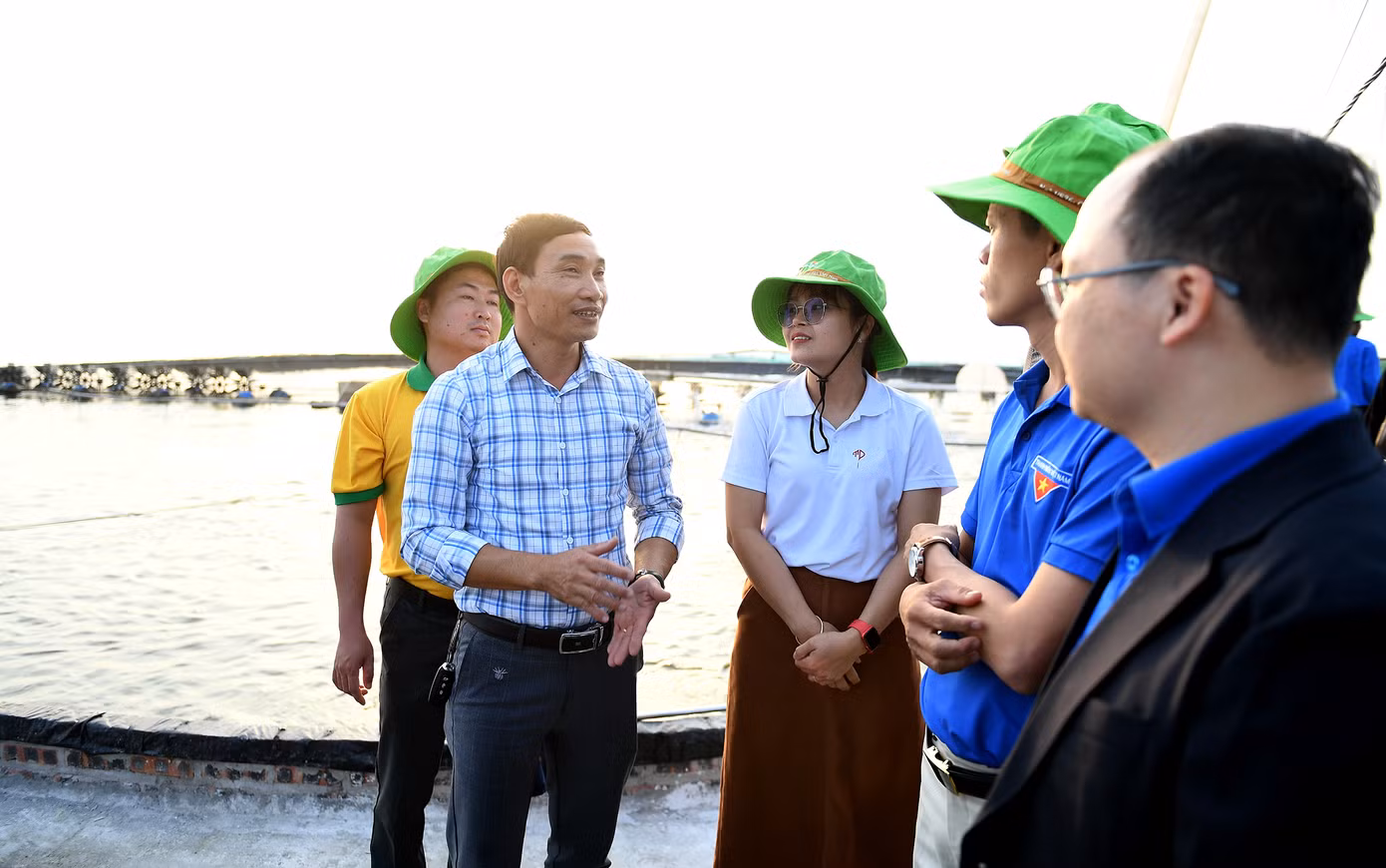 Anh Nguyễn Xuân Sứ chia sẻ hệ thống ao nuôi thuỷ sản tại hợp tác xã thanh niên Tiến Đạt. Ảnh: Dương Triều Anh Nguyễn Xuân Sứ chia sẻ hệ thống ao nuôi thuỷ sản tại hợp tác xã thanh niên Tiến Đạt. Ảnh: Dương Triều