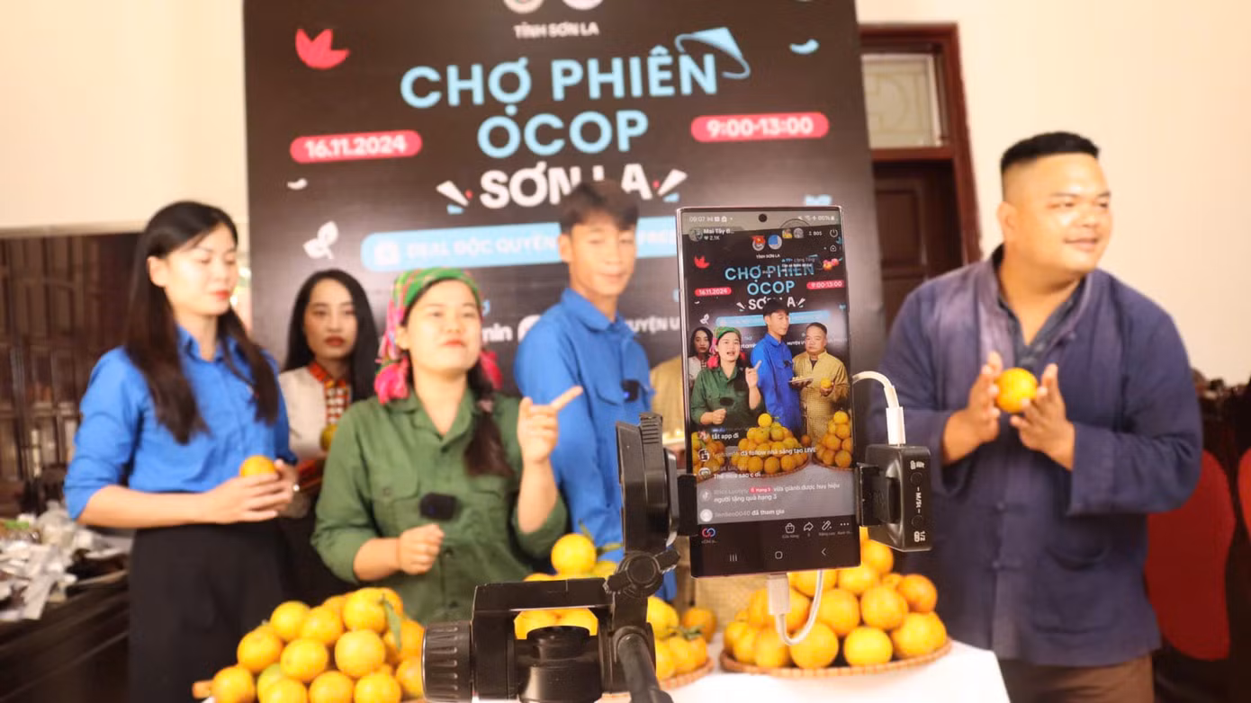 Phiên chợ đã giới thiệu, bán nhiều sản phẩm, nông sản của thanh niên Sơn La. Ảnh: TĐSL