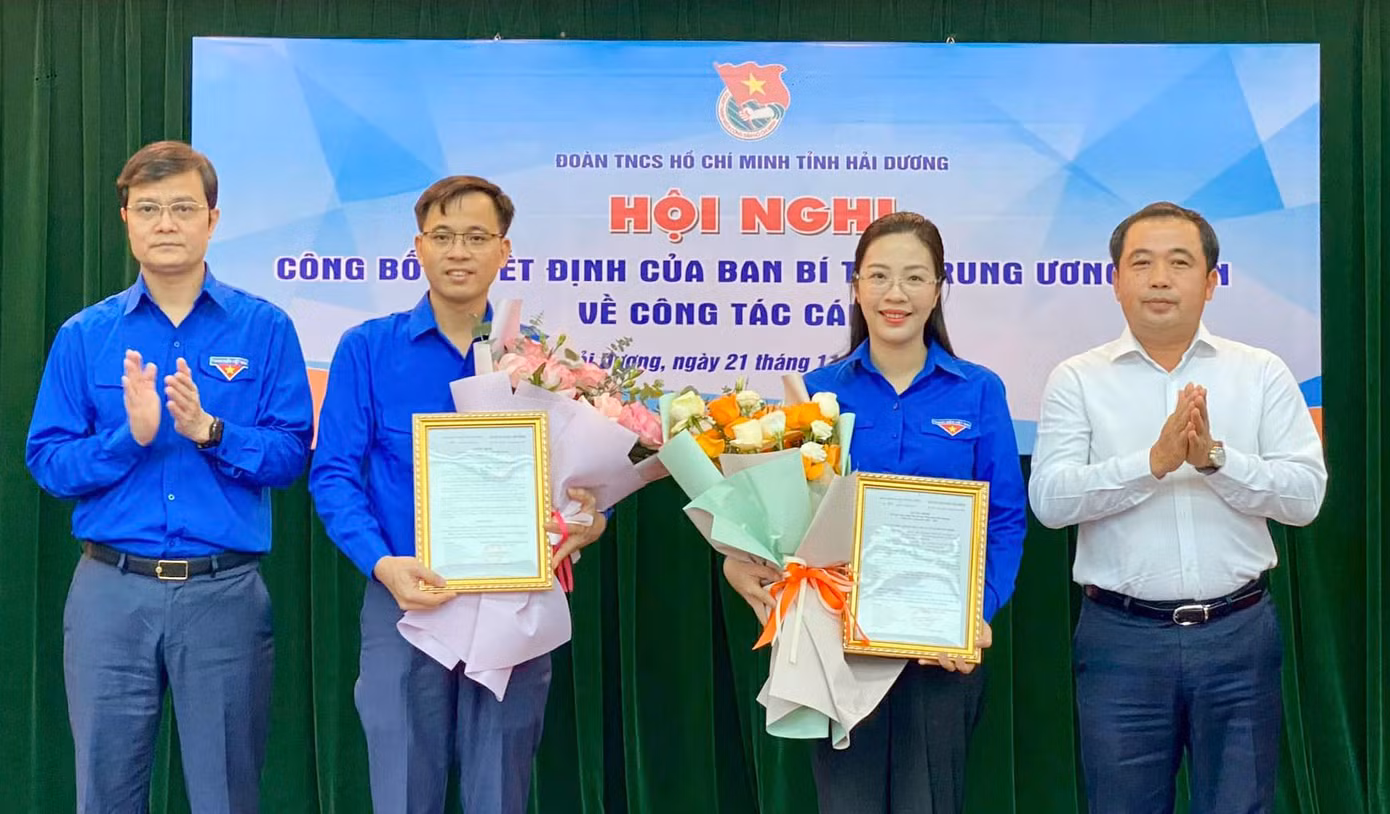 Bí thư thứ nhất T.Ư Đoàn Bùi Quang Huy và Bí thư Tỉnh uỷ Trần Đức Thắng tặng hoa và quyết định của Ban Bí thư T.Ư Đoàn cho anh Bùi Hải Bằng và chị Nguyễn Thị Hà Phương.