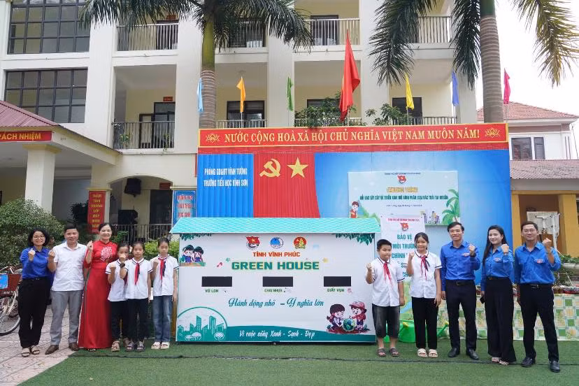 Ban Tổ chức trao tặng Ngôi nhà xanh. Ảnh: TĐVP