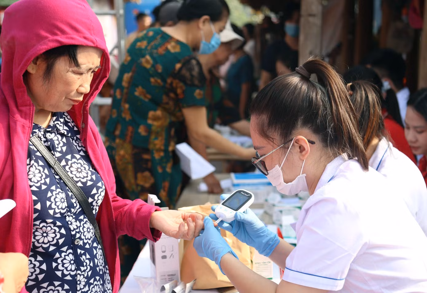 Các thầy thuốc trẻ thăm khám, tư vấn sức khoẻ người dân trong chương trình.